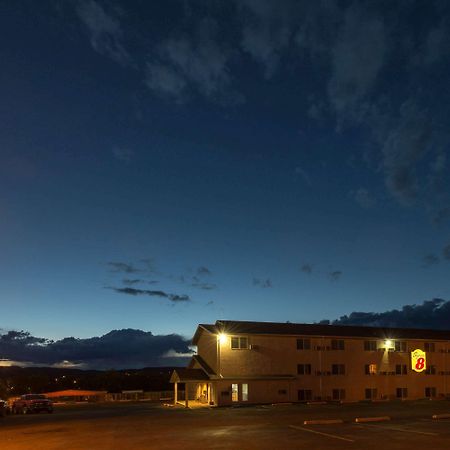 Super 8 By Wyndham Raton Hotel Exterior photo