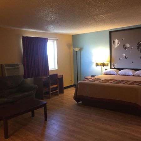 Super 8 By Wyndham Raton Hotel Exterior photo