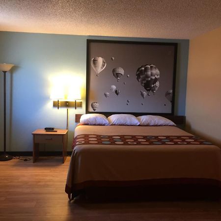 Super 8 By Wyndham Raton Hotel Exterior photo