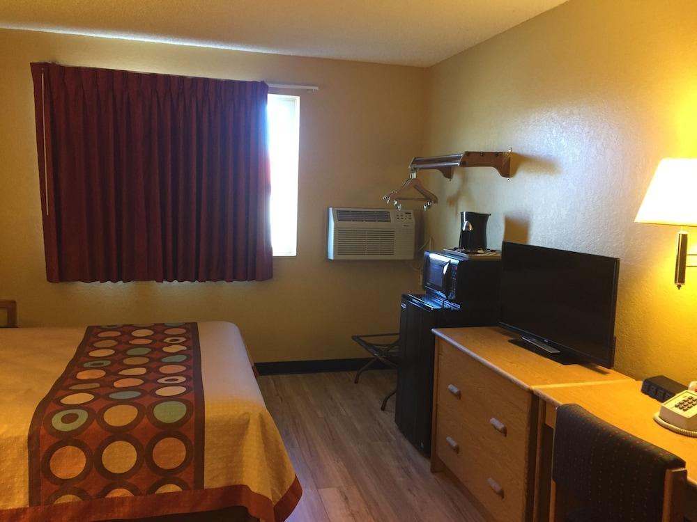 Super 8 By Wyndham Raton Hotel Exterior photo