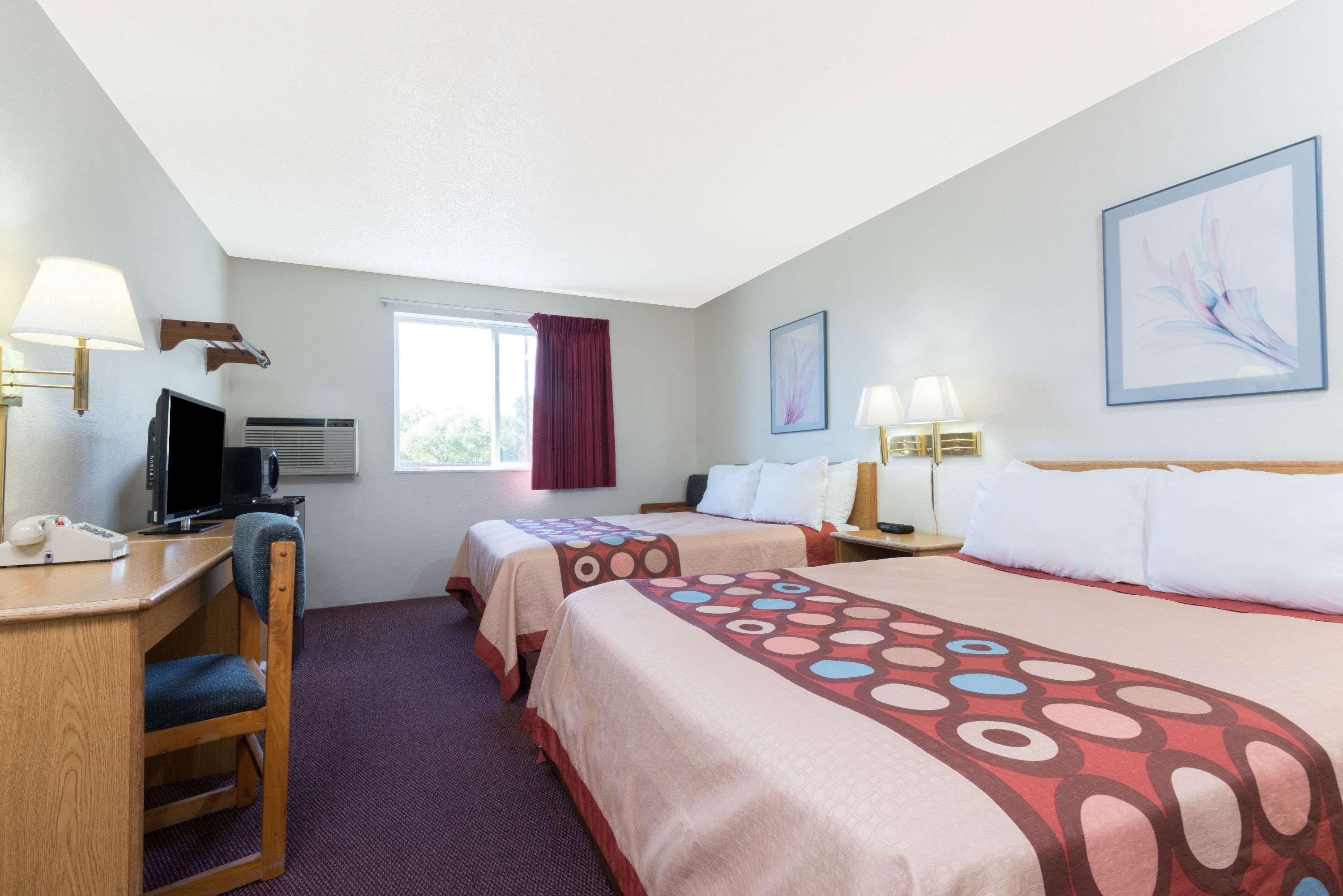 Super 8 By Wyndham Raton Hotel Exterior photo