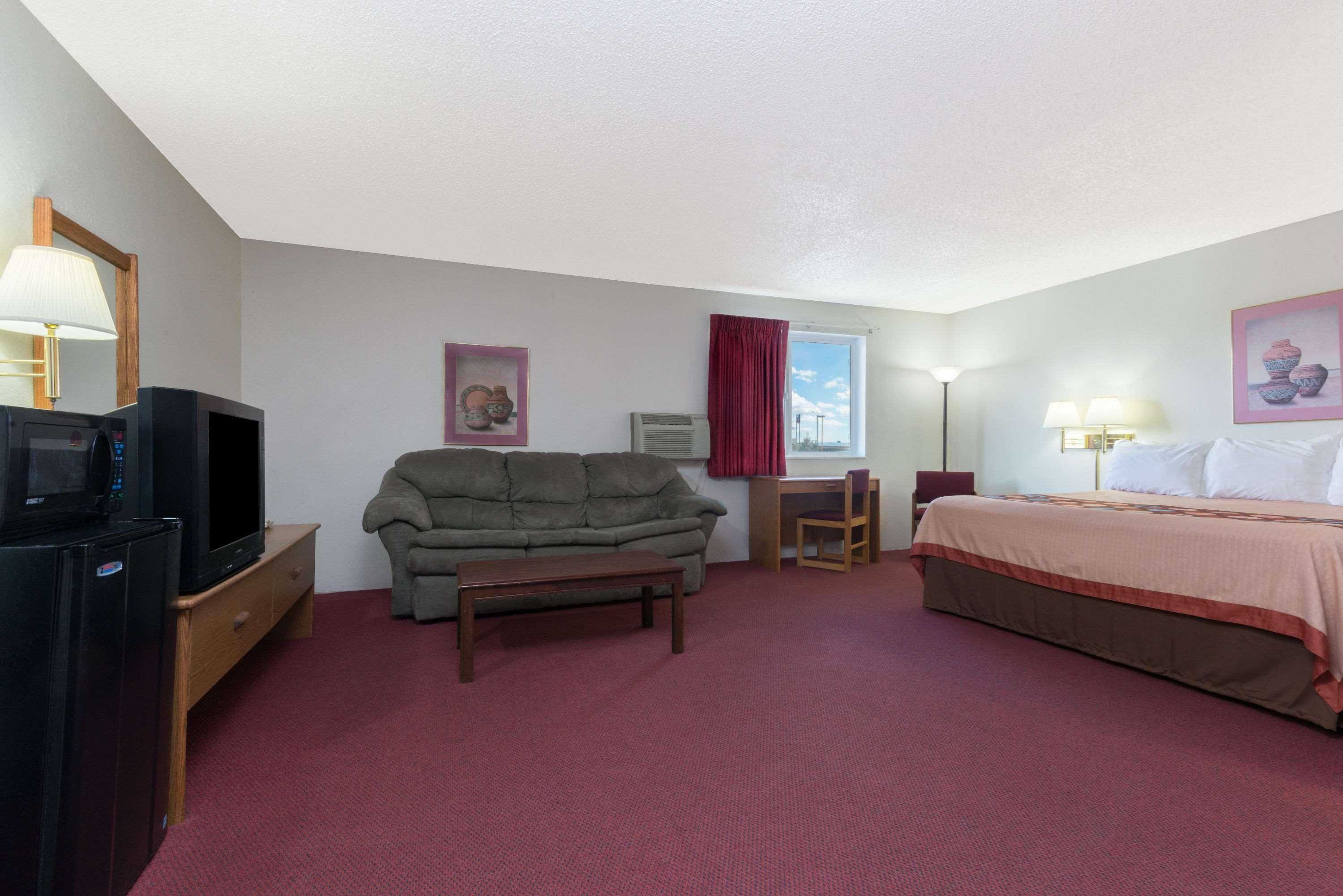 Super 8 By Wyndham Raton Hotel Exterior photo