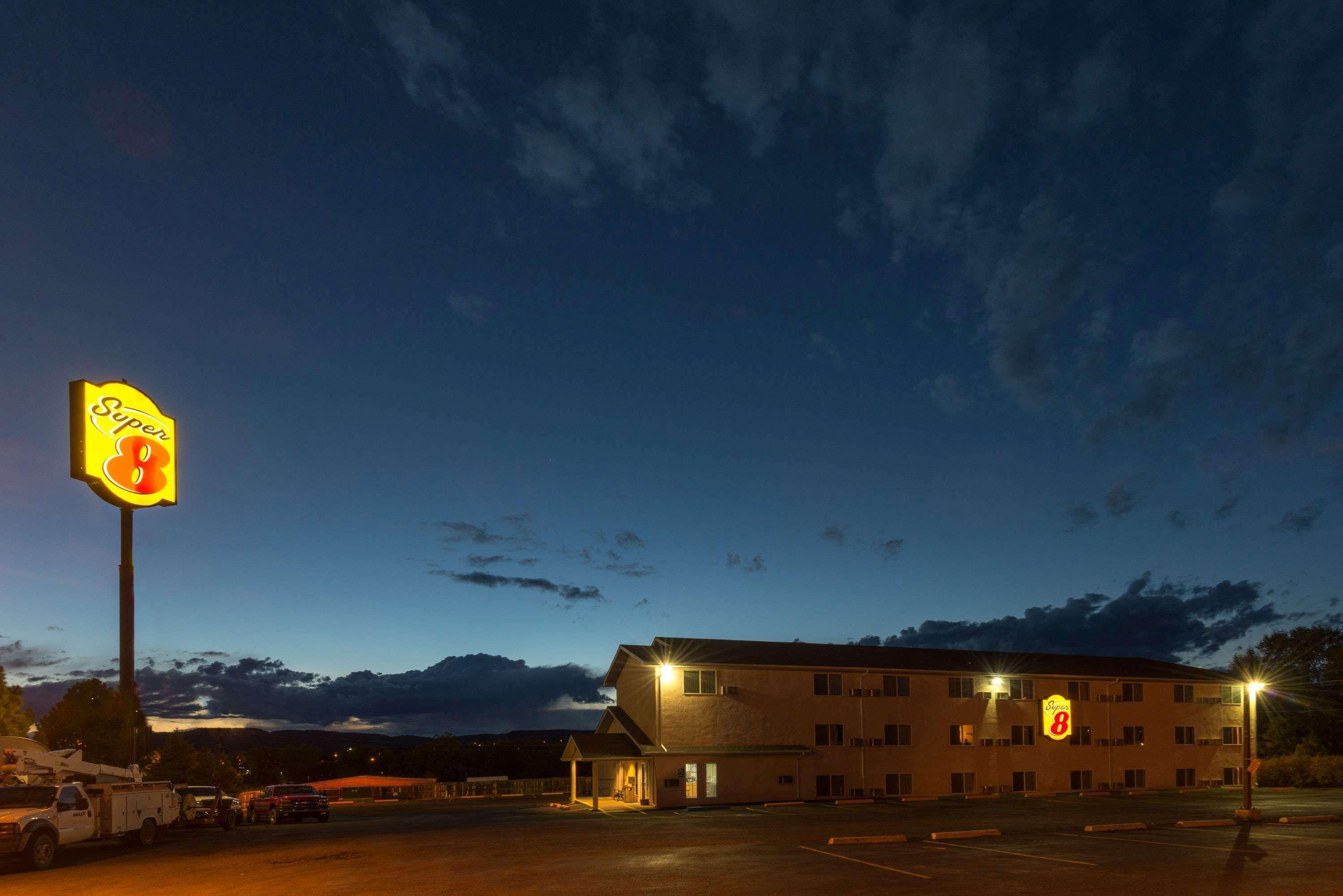 Super 8 By Wyndham Raton Hotel Exterior photo