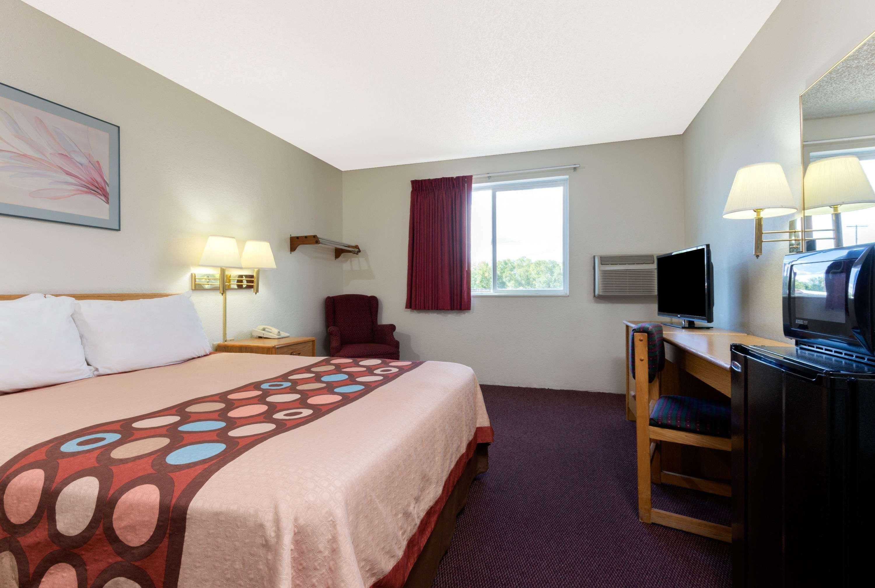 Super 8 By Wyndham Raton Hotel Exterior photo