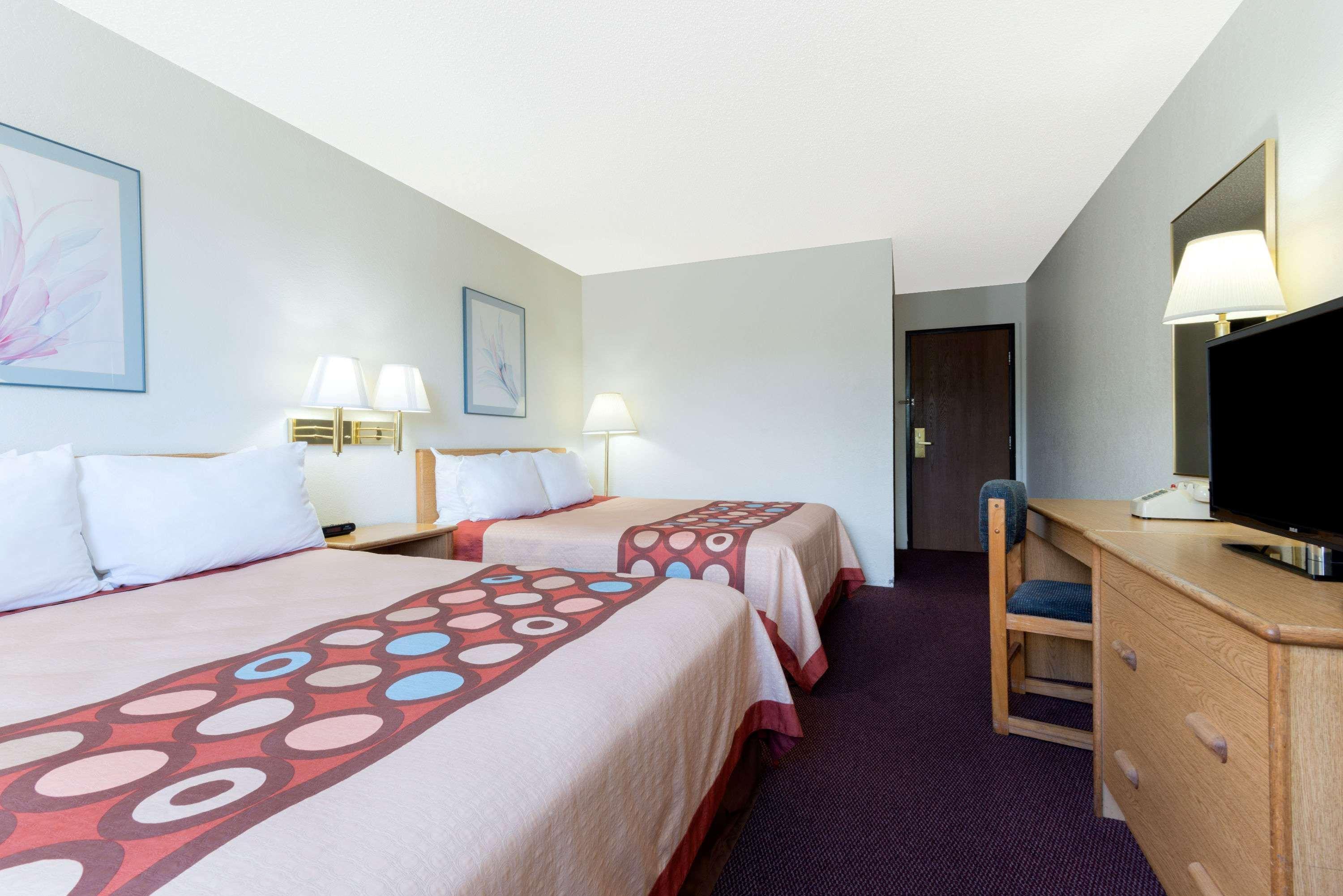 Super 8 By Wyndham Raton Hotel Exterior photo