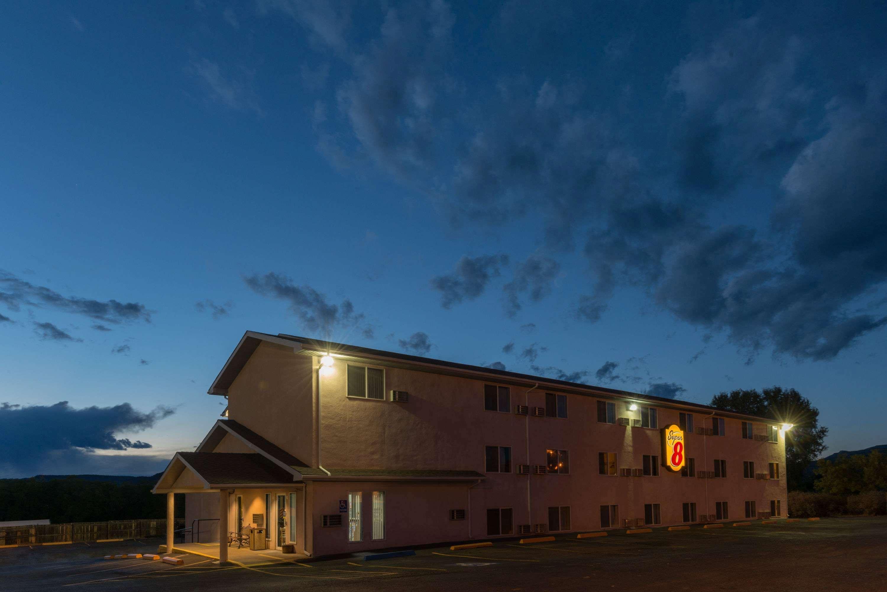 Super 8 By Wyndham Raton Hotel Exterior photo