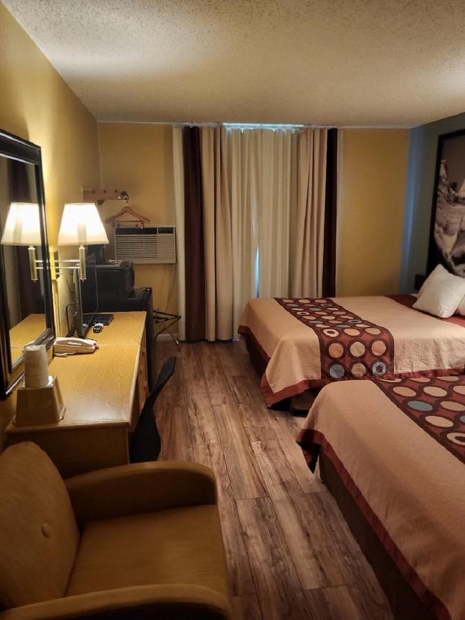 Super 8 By Wyndham Raton Hotel Exterior photo