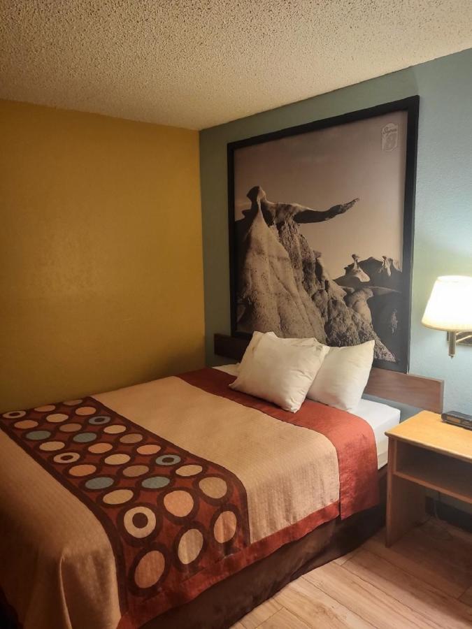 Super 8 By Wyndham Raton Hotel Exterior photo