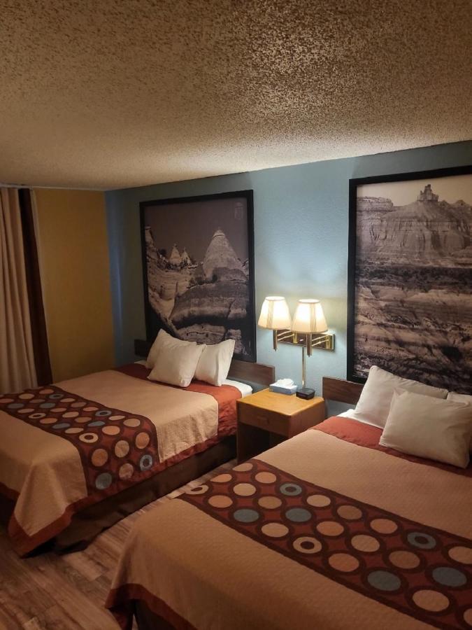Super 8 By Wyndham Raton Hotel Exterior photo