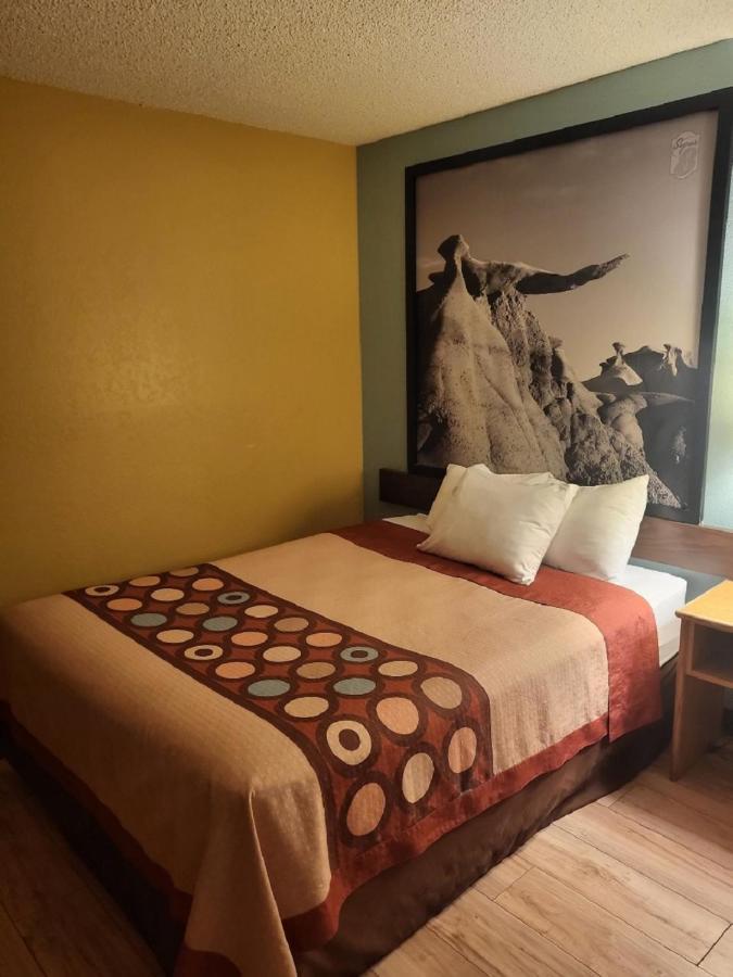 Super 8 By Wyndham Raton Hotel Exterior photo
