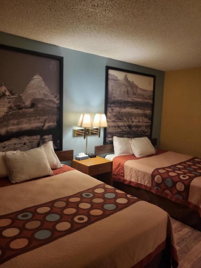 Super 8 By Wyndham Raton Hotel Exterior photo