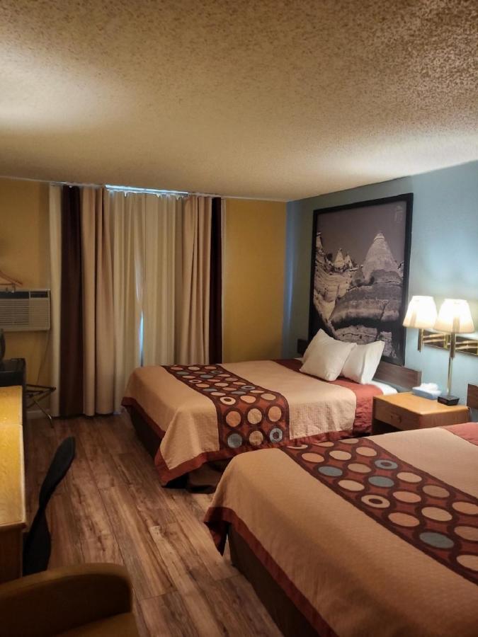 Super 8 By Wyndham Raton Hotel Exterior photo