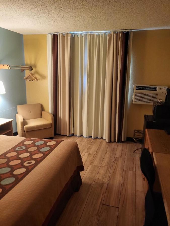 Super 8 By Wyndham Raton Hotel Exterior photo