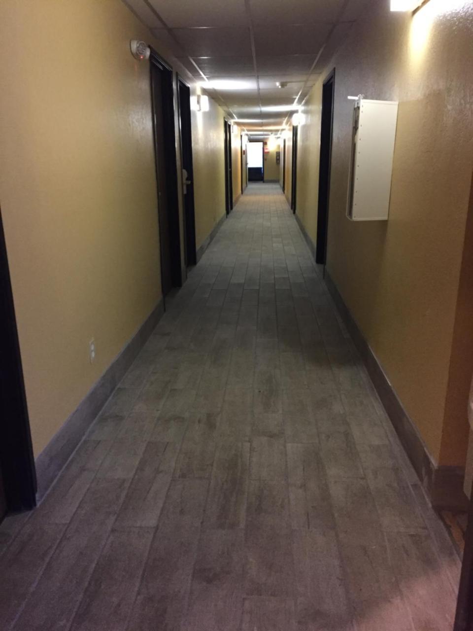Super 8 By Wyndham Raton Hotel Exterior photo