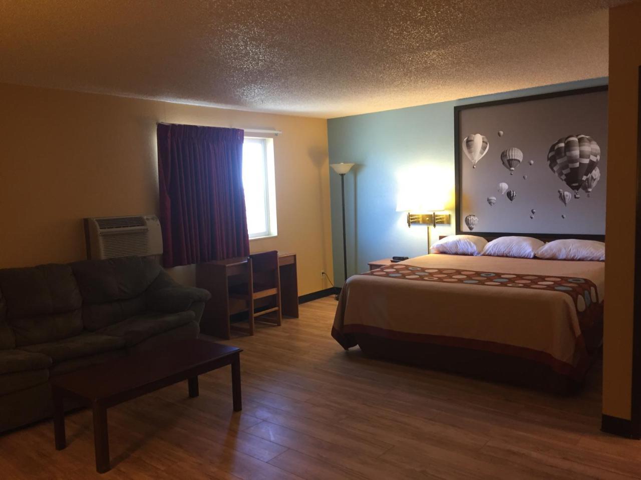 Super 8 By Wyndham Raton Hotel Exterior photo