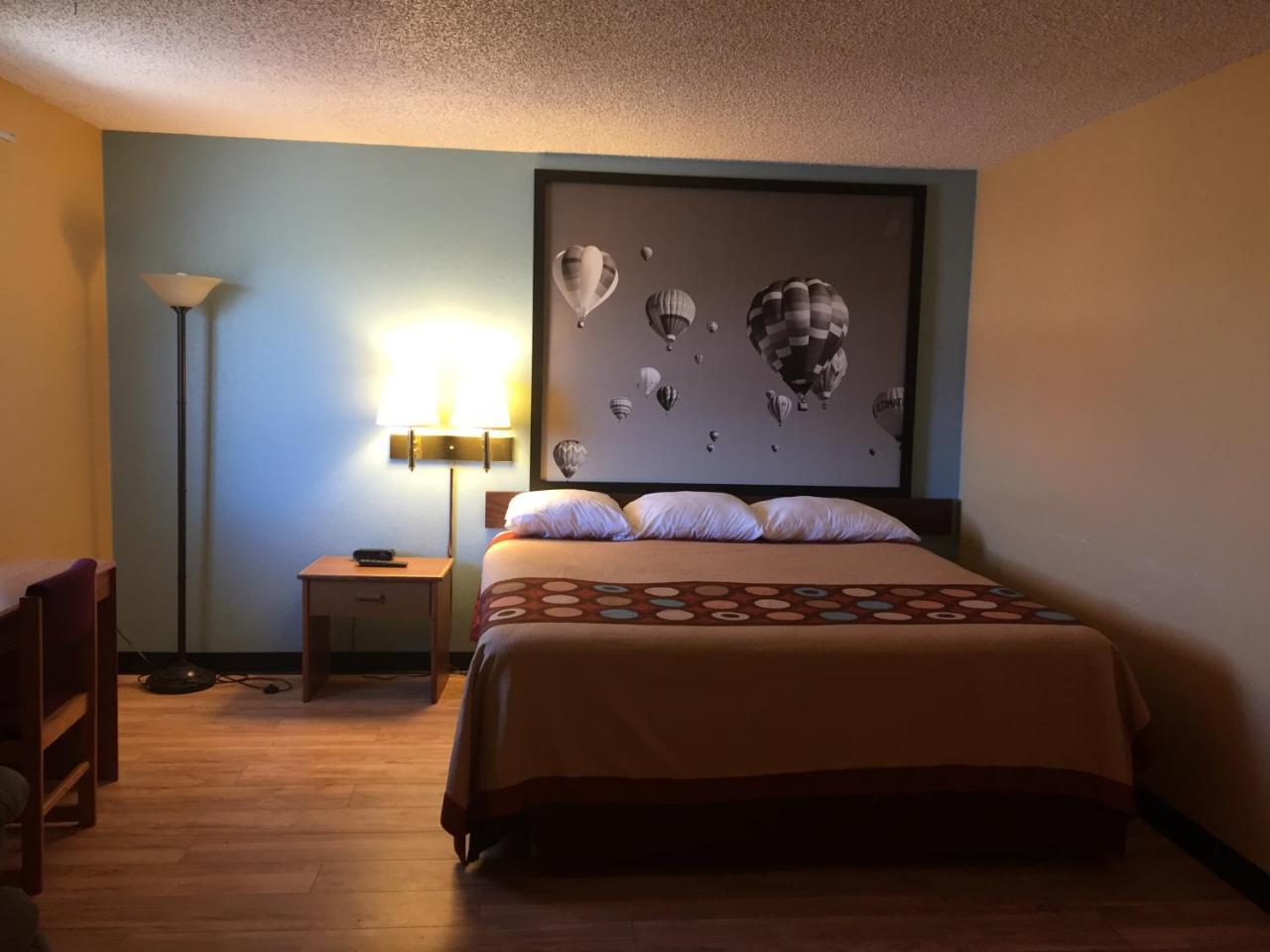 Super 8 By Wyndham Raton Hotel Exterior photo