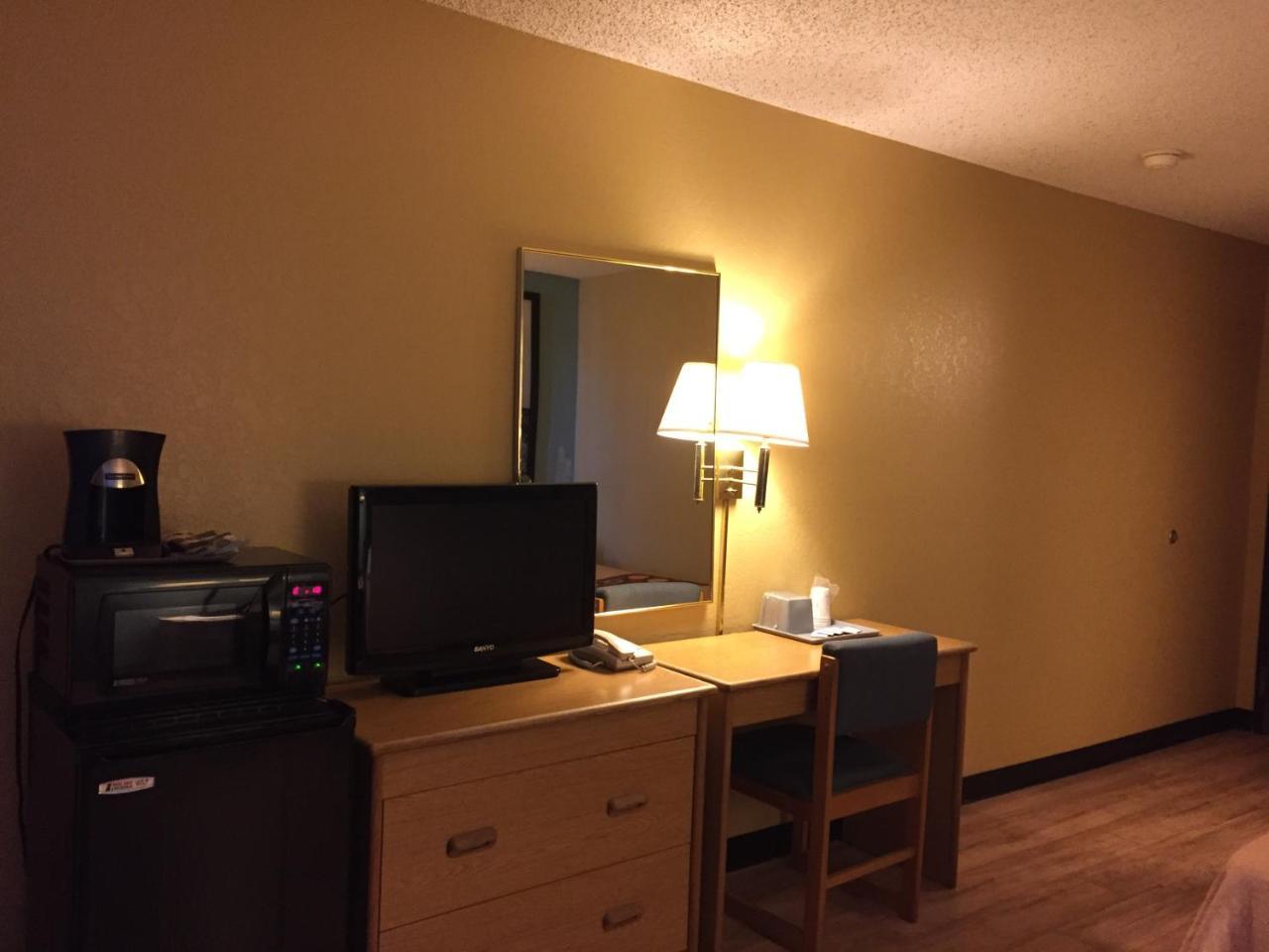 Super 8 By Wyndham Raton Hotel Exterior photo