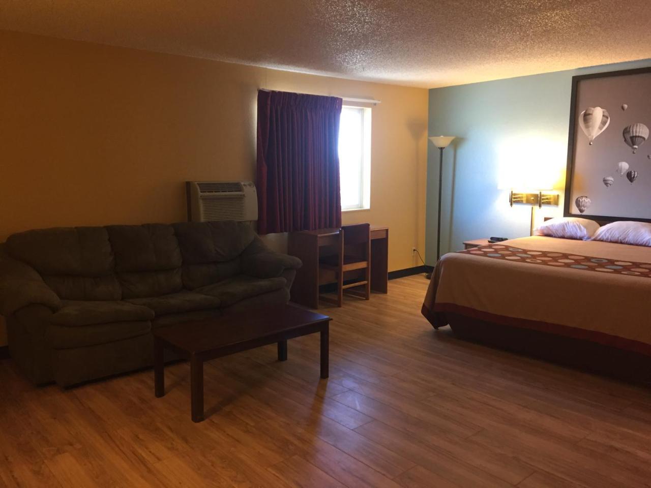 Super 8 By Wyndham Raton Hotel Exterior photo